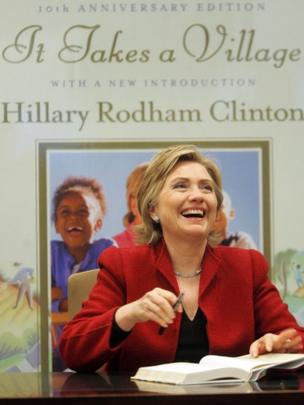 Hillary Clinton firma libros.