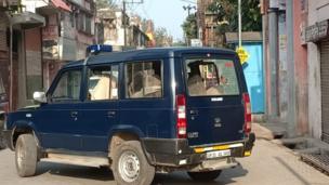 बिजनौर में हिंसा के बाद क्षतिग्रस्त हुई पुलिस जीप