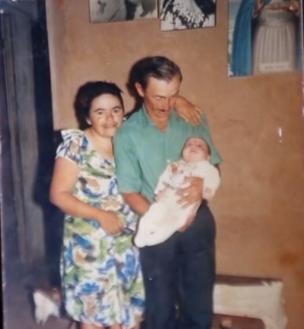 Los padres con la bebé Cristinna.