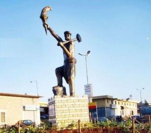تمثال كاوا الحداد وسط مدينة عفرين في سوريا قبل أن يسيطر عليها الجيش التركي والموالين له