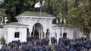 Algerian police are seen in front of president's headquarters during their strike - 15 October 2014