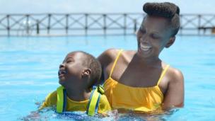 Elly Kitaly με το γιο της Chadron στο Dar es Salaam