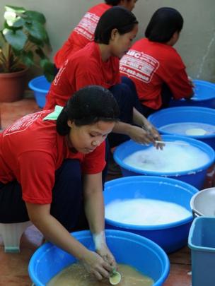Mujeres filipinas lavando ropa
