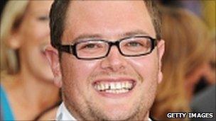 Alan Carr is known for wearing glasses