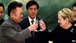 Kim Jong-il toasts Madeleine Albright in Pyongyang, 2000