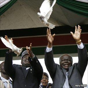 Raila Odinga (l) and Mwai Kibaki (r) releasing pigeons at start of campaign