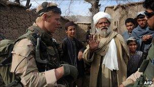 Dutch troops talk to Afghan locals in Uruzgan province (21 January 2010)