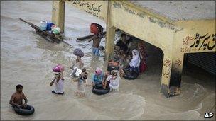 Victims of the floods in Pakistani wait to be evacuated in Sanawan near Multan in central Pakistan on Thursday