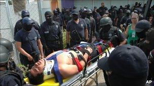 A federal police officer is taken to a hospital