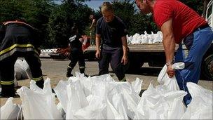 Rescue workers load sand bags onto a truck beside the Neisse River in Germany (8 August 2010)