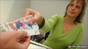 A secretary accepts 10 euros and a public health insurance card