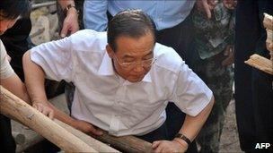 Premier Wen Jiabao looks at debris in landslide-hit Zhouqu county on 9 August 2010