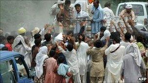 Villagers scramble for aid in Bassera, Pakistan, 13 Aug