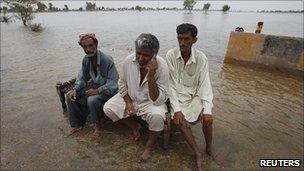 Flood-hit villagers in Jacobabad, Pakistan 15 Aug 2010