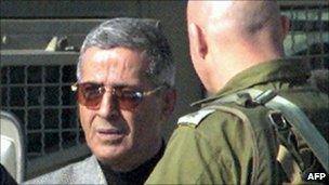 Amin al-Hindi listens to an Israeli soldier at the Netzarim crossing with Gaza (11 January 2001)