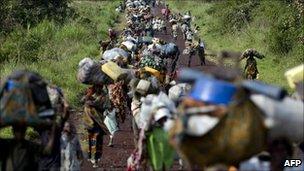 People fleeing fighting in eastern DR Congo - November 2008