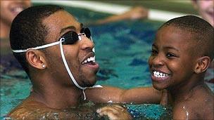 Cullen Jones in swimming lesson