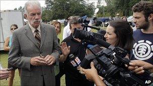 Pastor Terry Jones speaks to reporters. 8 Sept 2010