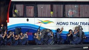 Philippine policemen outside a tourist bus hijacked in Manila on 23 August, 2010