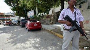 Armed guard on Acapulco street, where tourists were kidnapped