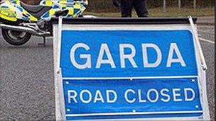 GArda road closed sign