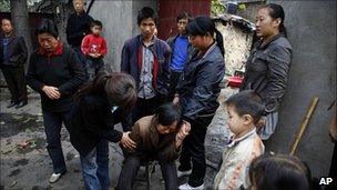 Relatives of missing miners in Yuzhou, Henan, China (16 Oct 2010)