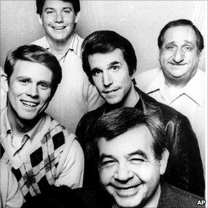 Tom Bosley (R) and the cast of Happy Days