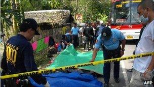 Police recover bodies of victims from the bus in Mindanao, southern Philippines, on 21 Oct 2010
