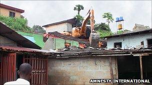 Bulldozer demolishes a property in Port Harcourt. Copyright Amnesty International