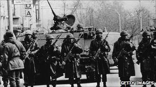 Troops seal off main road in Ankara (15 Sept 1980)