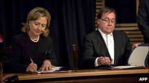 US Secretary of State Hillary Clinton (L) signs a new strategic partnership along with New Zealand Foreign Minister Murray McCully