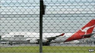 A Qantas 747-400 on take-off from Changi airport (05/11/10)