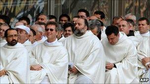 Capuchin friars attend mass in southern Italy in 2008 (archive photo)