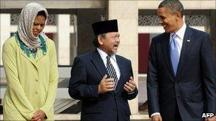 Michelle Obama (L), Grand Imam Ali Mustafa Yaqub (C) and Barack Obama (R) at the Istiqlal Mosque in Jakarta - 10 November 2010