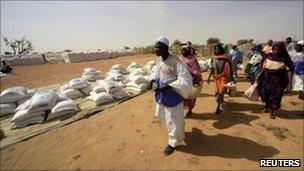 Internally displaced people walk to receive food distribution at Kalma Camp in Darfur. Photo: November 2010