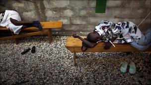 Patients with cholera symptoms, MSF hospital, Port-au-Prince (12 November 2010)