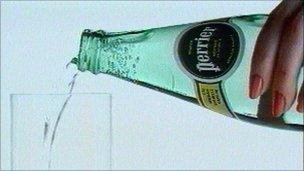 Perrier наливают в стакан