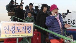 People arrive in South Korea after fleeing Yeonpyeong island by ferry (23 November 2010)
