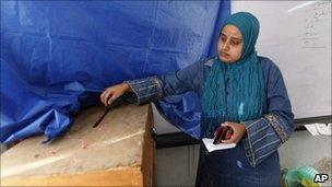A woman votes in Alexandria, Egypt (28 Nov 2010)