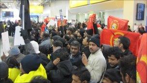 Tamil Tiger supporters await President Rajapaksa's arrival in London