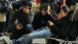 Passengers waiting at Barajas airport (3 Dec 2010)