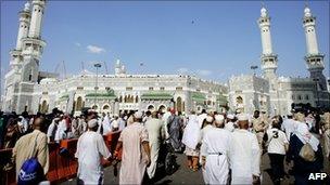 Pilgrims walk outside the Great Mosque in Mecca during the Hajj (18 November 2010)