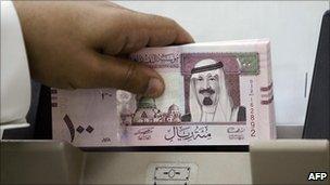 Saudi banker counts new riyal notes (2007)