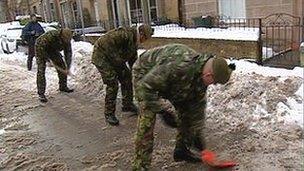 Soldiers helping to clear snow in Edinburgh
