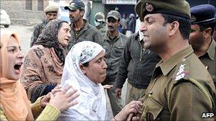 Indian police and women argue in Srinagar, Indian-administered Kashmir