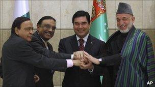From left to right: Indian energy minister Murli Deora, Pakistani President Asif Ali Zardari, Turkmen President Kurbanguly Berdymukhamedov and Afghan President Hamid Karzai shakes hands in Ashgabat, Turkmenistan, 11 December