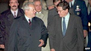 Slobodan Milosevic (L) talks to Richard Holbrooke (R) near Dayton, Ohio (31 October 1995)