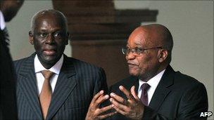 South African President Jacob Zuma (R) and Angolan President Jose Eduardo dos Santos