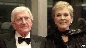 Blake Edwards with his wife, Julie Andrews, in 2001