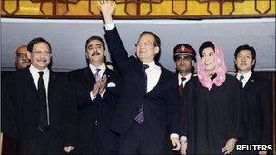 Chinese PM Wen Jiabao (c) with Pakistani PM Yousuf Raza Gilani (2nd left) and other politicians after addressing parliament